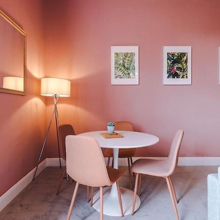 Pink Palace - Central Apartment Честър Екстериор снимка