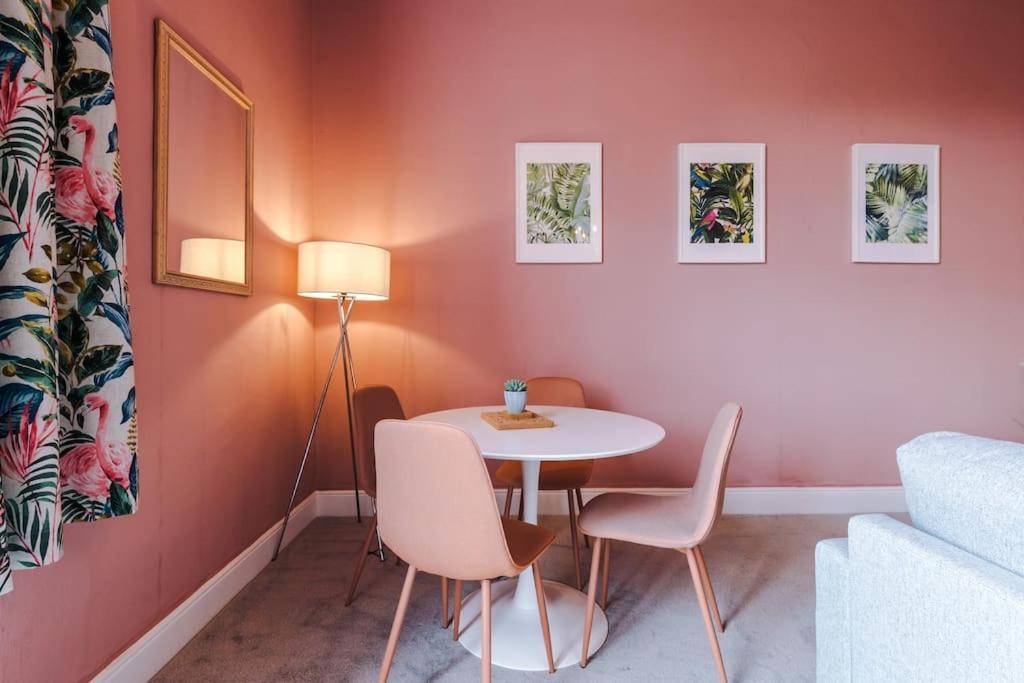 Pink Palace - Central Apartment Честър Екстериор снимка