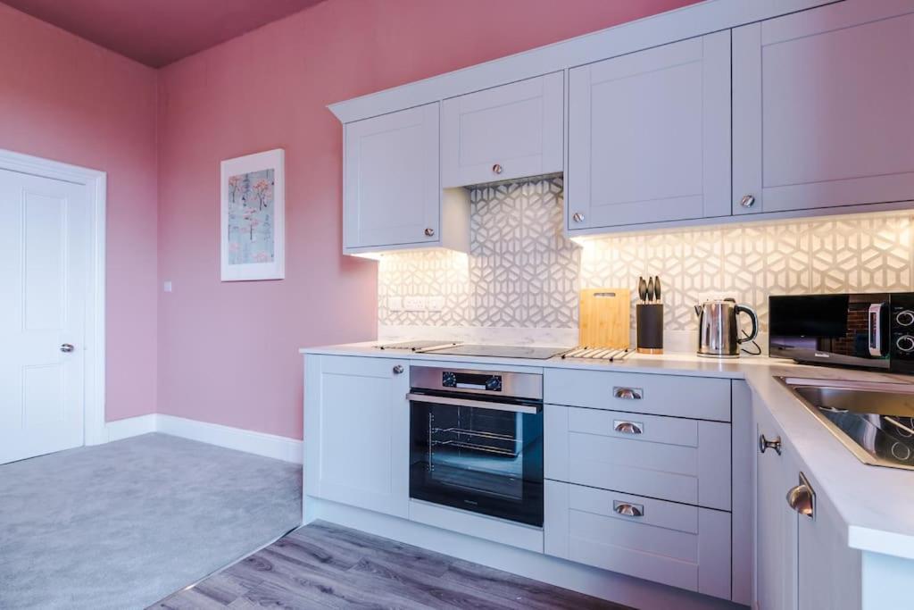 Pink Palace - Central Apartment Честър Екстериор снимка