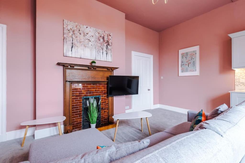 Pink Palace - Central Apartment Честър Екстериор снимка