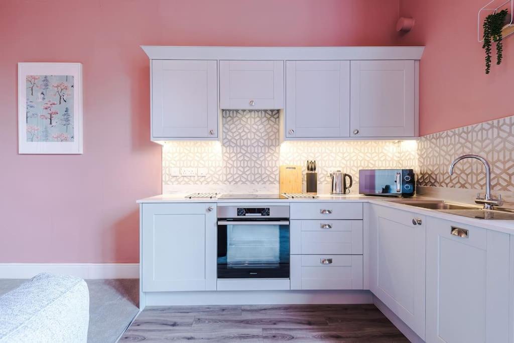 Pink Palace - Central Apartment Честър Екстериор снимка