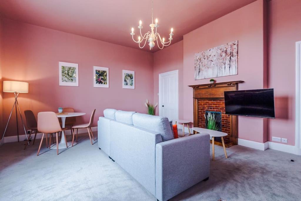 Pink Palace - Central Apartment Честър Екстериор снимка