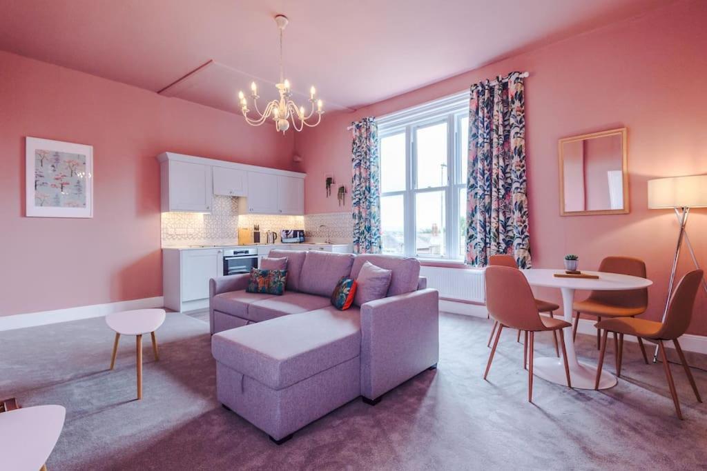 Pink Palace - Central Apartment Честър Екстериор снимка