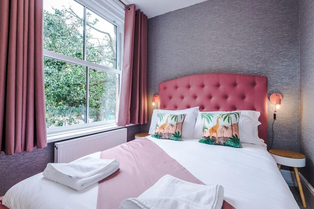 Pink Palace - Central Apartment Честър Екстериор снимка