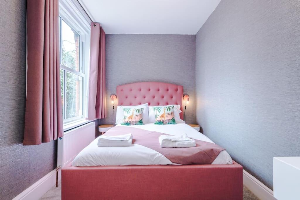 Pink Palace - Central Apartment Честър Екстериор снимка