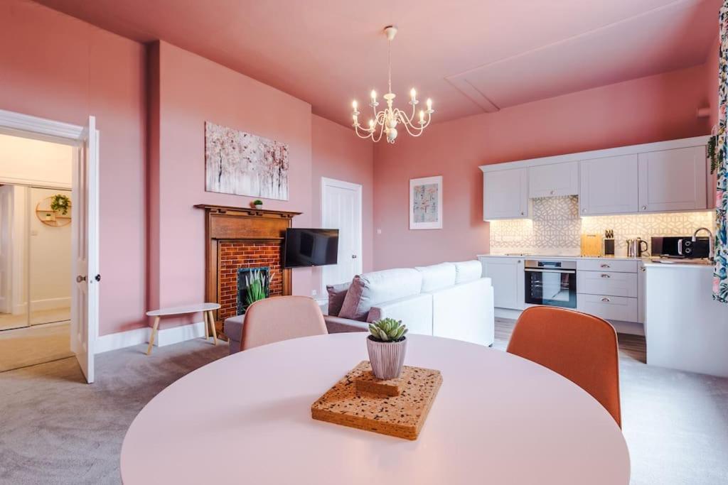 Pink Palace - Central Apartment Честър Екстериор снимка