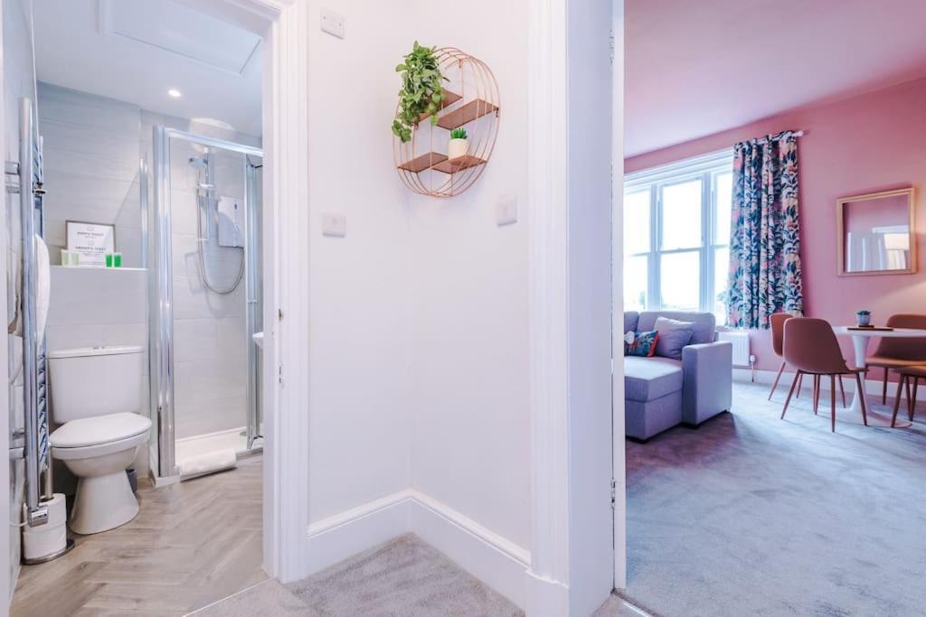 Pink Palace - Central Apartment Честър Екстериор снимка