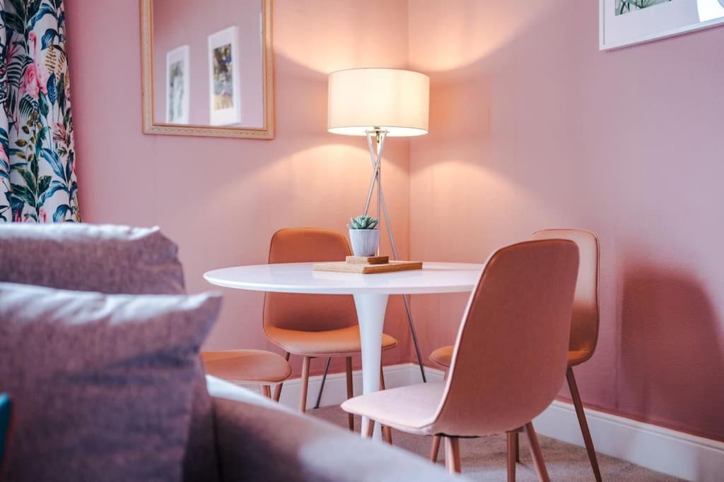 Pink Palace - Central Apartment Честър Екстериор снимка