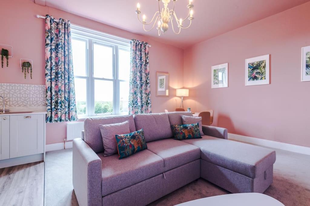 Pink Palace - Central Apartment Честър Екстериор снимка