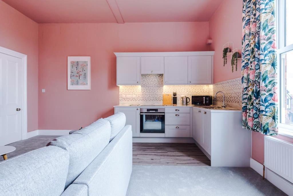 Pink Palace - Central Apartment Честър Екстериор снимка