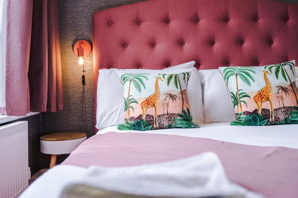 Pink Palace - Central Apartment Честър Екстериор снимка