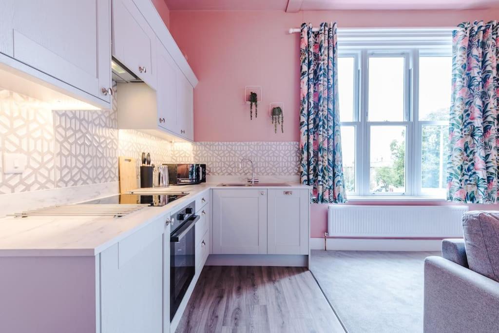 Pink Palace - Central Apartment Честър Екстериор снимка