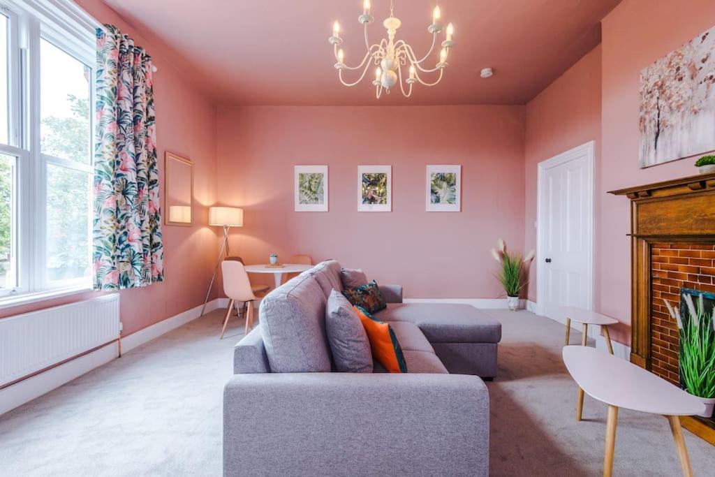 Pink Palace - Central Apartment Честър Екстериор снимка