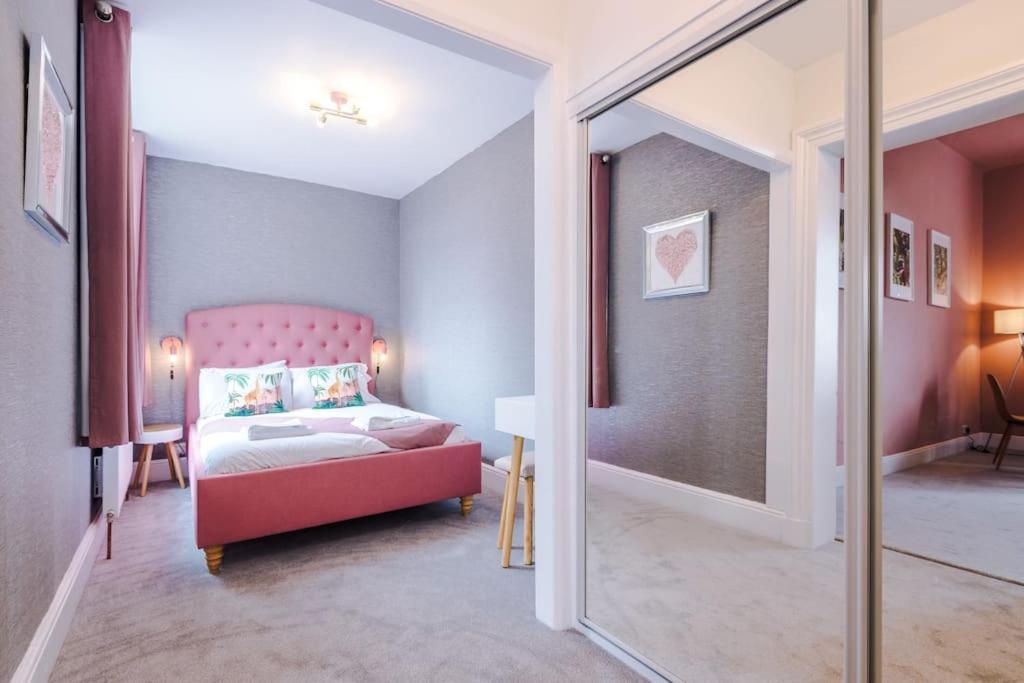Pink Palace - Central Apartment Честър Екстериор снимка
