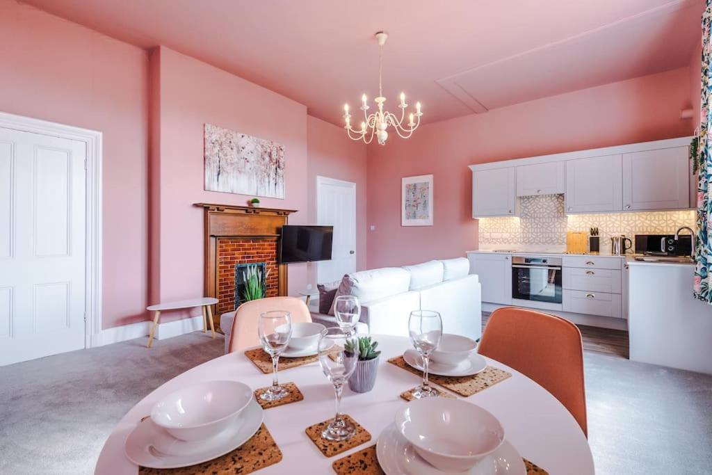 Pink Palace - Central Apartment Честър Екстериор снимка