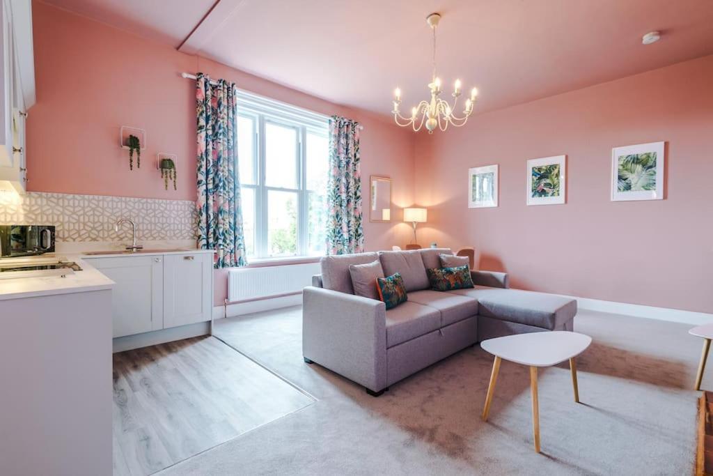 Pink Palace - Central Apartment Честър Екстериор снимка