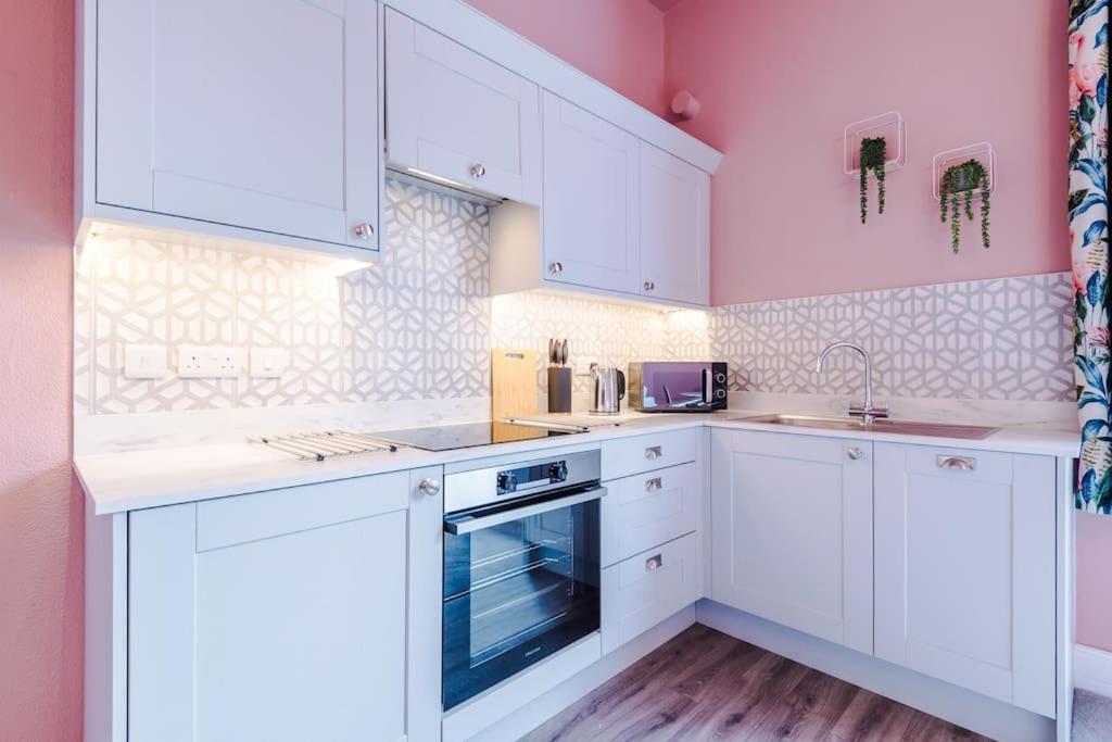 Pink Palace - Central Apartment Честър Екстериор снимка