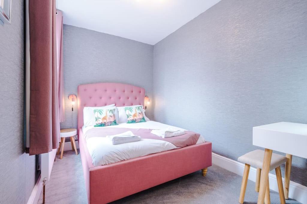 Pink Palace - Central Apartment Честър Екстериор снимка