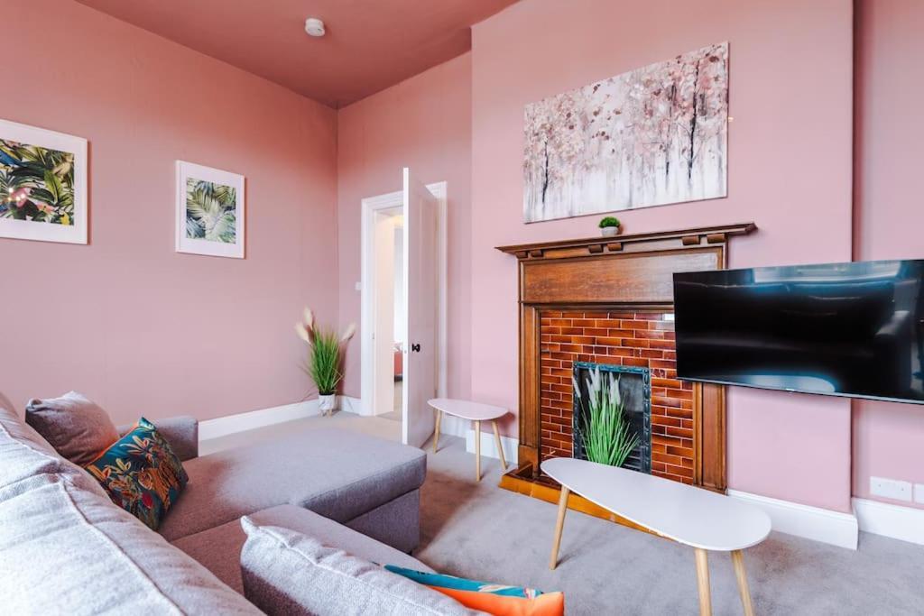 Pink Palace - Central Apartment Честър Екстериор снимка