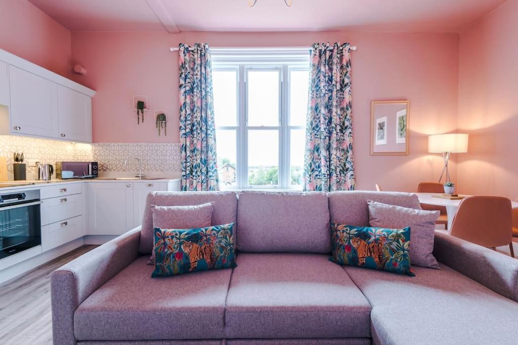 Pink Palace - Central Apartment Честър Екстериор снимка