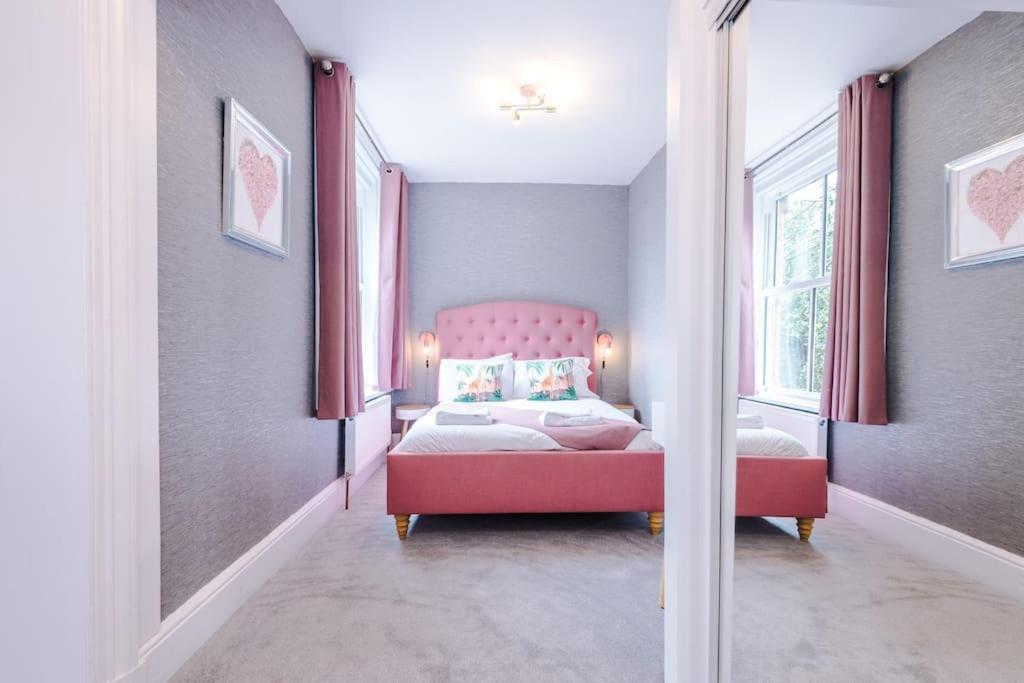 Pink Palace - Central Apartment Честър Екстериор снимка